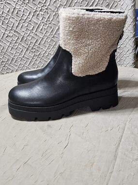Jessica Simpson Black Ankle Boots with Cream Sherpa Cuffs